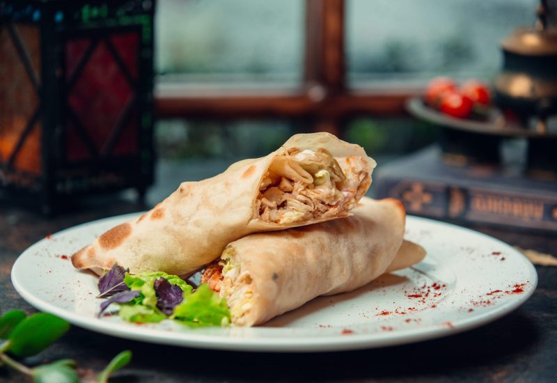Dürum Döner gerollt mit Dönerfleisch und Salat